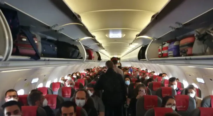 Aerolínea obliga pasajeros a viajar confinado y advierte que, "el que se quiera bajar, que se baje"