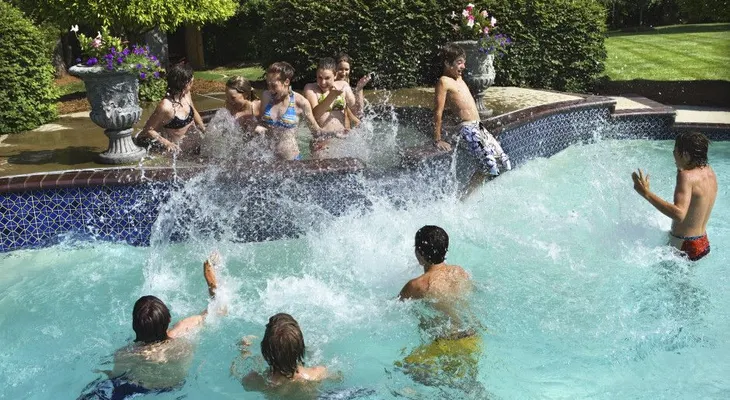 Aguafiestas de las piscinas: informe advierte de parásitos y gases tóxicos en el agua