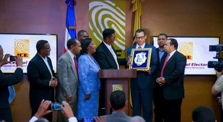 Juez Eddy Olivares recibe placa de reconocimiento 