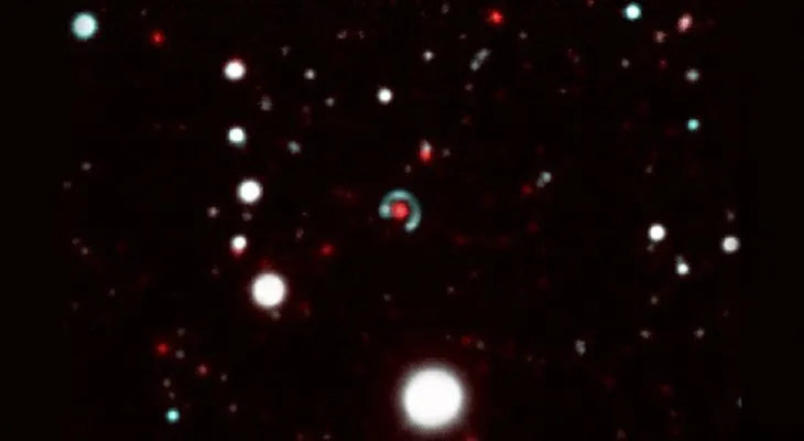 Una estudiante descubre inesperdamente un anillo de Einstein