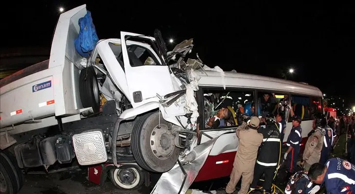 Choque entre un microbús y un camión en Brasil causa 14 muertos y 19 heridos