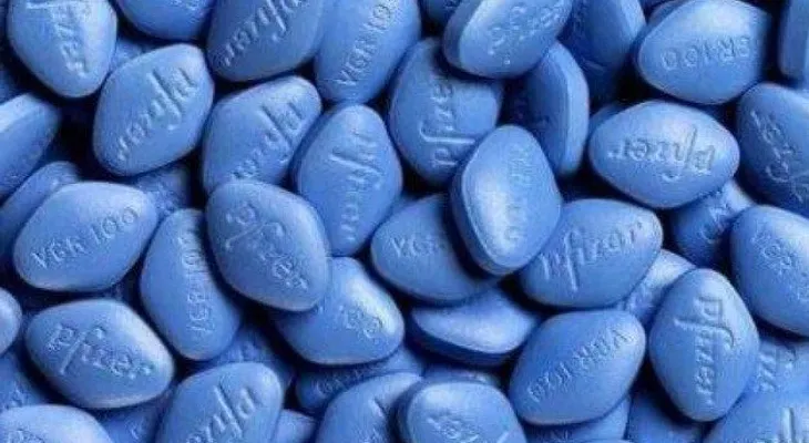 Hombre demanda a farmacia por decirle a su esposa que tomaba Viagra