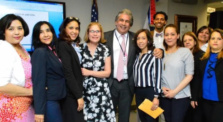 Reconocen empleada y departamento del Consulado Dominicano en NY