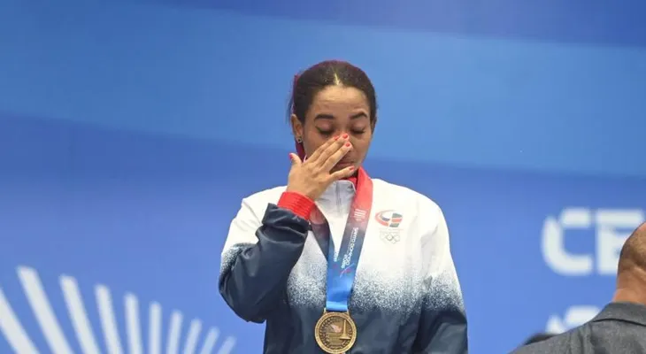 Dahiana Ortiz gana oro en halterofilia pese a lesión y fallo en arranque