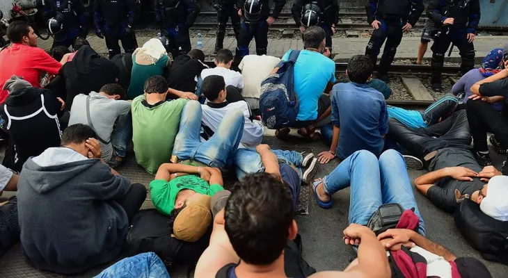 Cientos de migrantes retenidos en la estación de trenes de Budapest