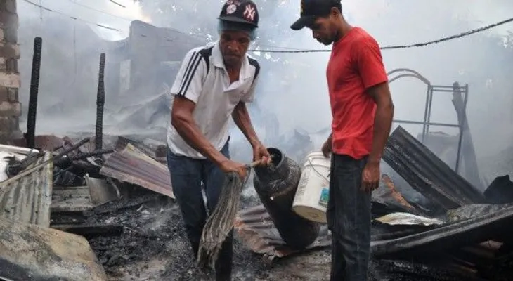 Fuego destruye diez viviendas en Santiago