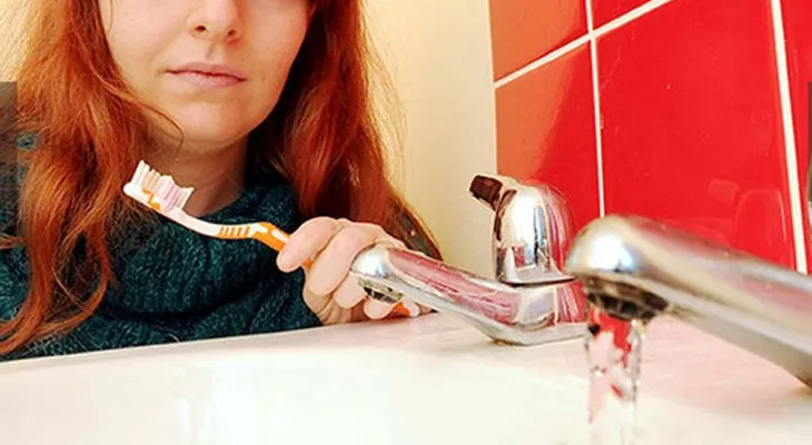 Mujer con una rara enfermedad, que es alérgica al agua