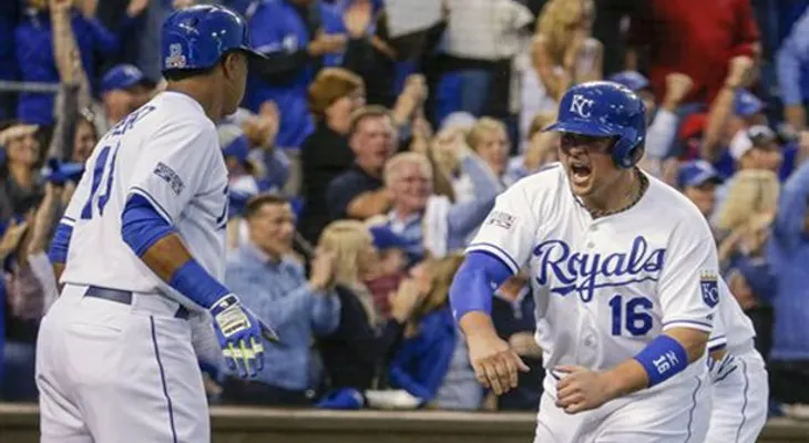 Kansas a ley de uno para la Serie Mundial; Gigantes vencen