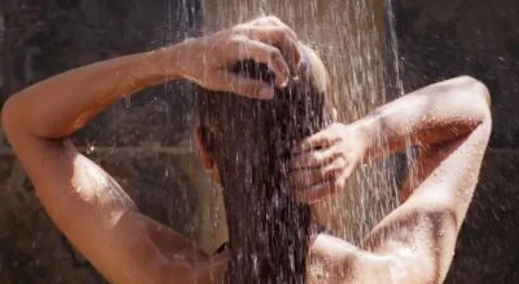 ¿El agua fría refresca cuando hace mucho calor?