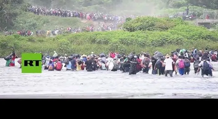 Una tercera caravana de otros mil 500 migrantes cruzó el fronterizo río Suchiate