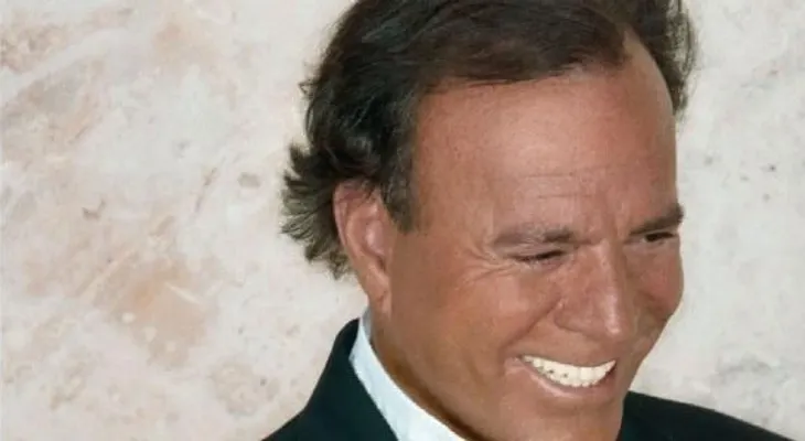 Pinochet usaba la música de Julio Iglesias para torturar a los presos del régimen