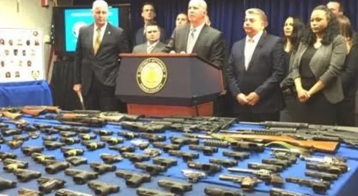 Policía de NY incauta 267 armas de fuego en Brooklyn