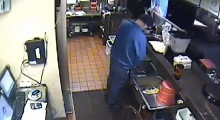 Video: Cierran local de Pizza Hut en EEUU luego de que un gerente se orinara en el fregadero
