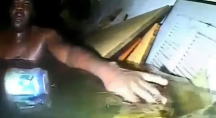 Video de un milagro: buzos encuentran a un superviviente 60 horas después del naufragio