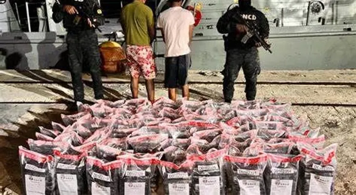 Arrestan dos e interceptan lancha con 481 paquetes presumiblemente de cocaína en Barahona