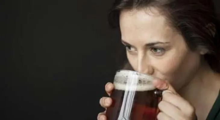 ¿El alcohol hace realmente que nos veamos más viejos?