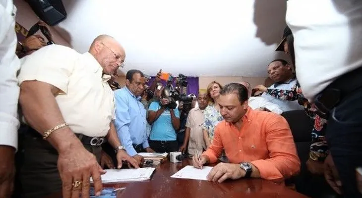Abel Martínez inscribe precandidatura a alcalde de Santiago 