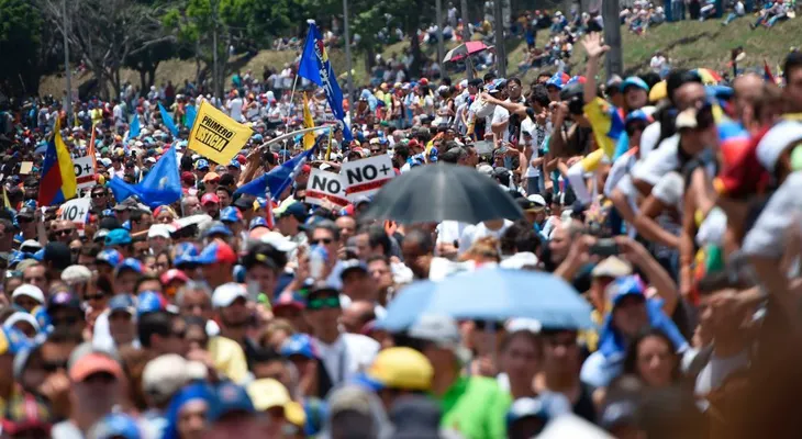 La oposición y el oficialismo marchan en Venezuela