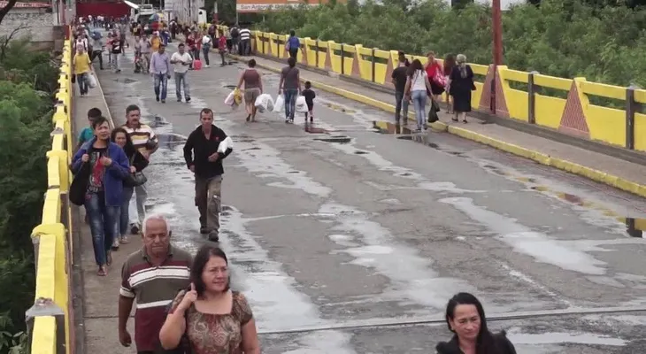 Venezolanos hambrientos lloran al momento de ver comida
