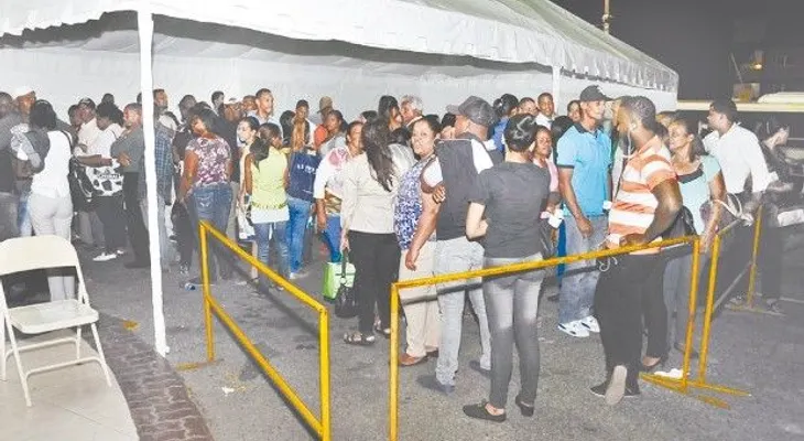 Miles van a la JCE en busca de la nueva cédula