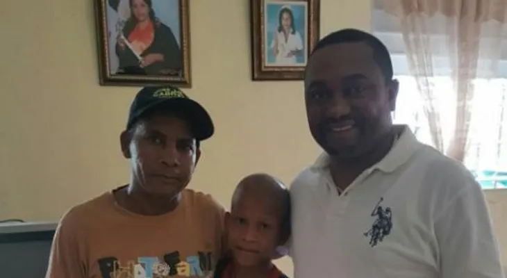 Síndico René Polanco asume gastos detratamiento niño que padece cáncer linfático 