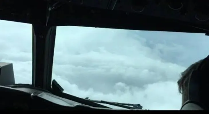 ¿Cómo es adentrarse con un avión en el ojo del huracán Matthew?