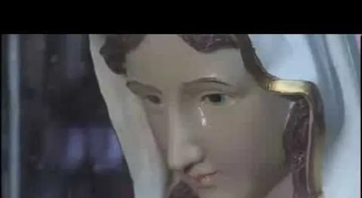 Cientos acuden a ver estatua de la virgen María que "llora" aceite en Israel 