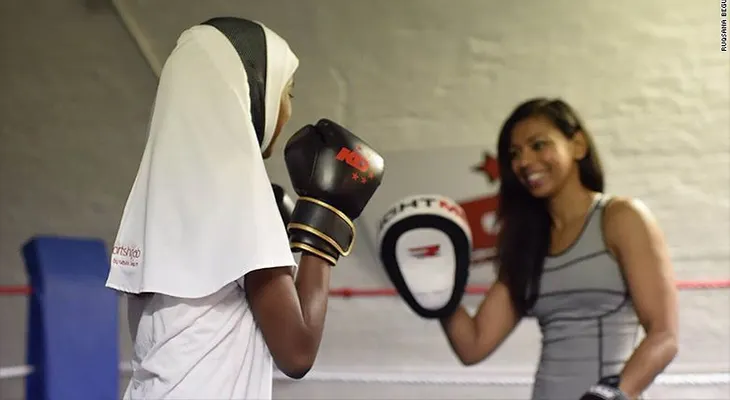 Boxeadora de muay thai musulmana lanza su propia línea de hijabs deportivos
