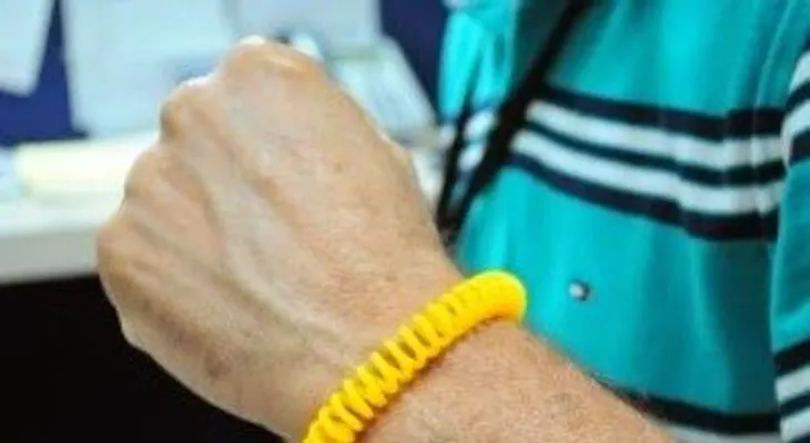 Entregan pulseras repelentes contra la chikungunya