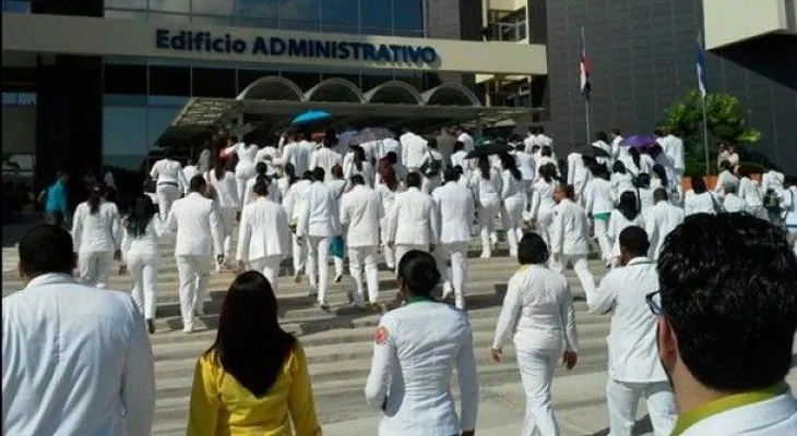 Residentes médicos protestan en la UASD por incrementos en estudios