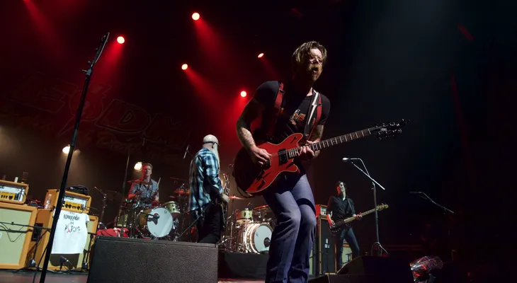 Eagles of Death Metal regresa a París en un concierto lleno de emoción
