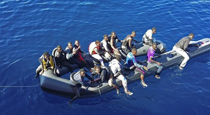 España rescata en el mar a 125 migrantes durante la noche 