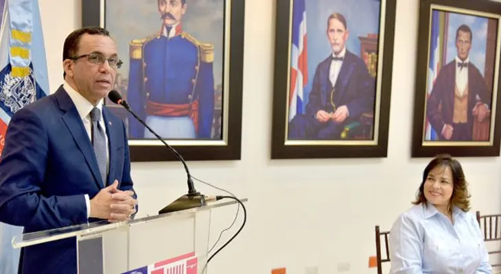 Ministro de Educación, Andrés Navarro aplica moderno proceso de compras para mayor eficiencia y transparencia
