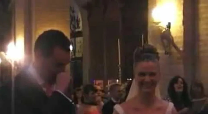 La canción de una novia en plena boda a su futuro esposo. Qué voz