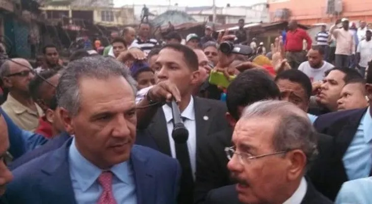Presidente Medina visita zona de incendio en mercado de La Vega