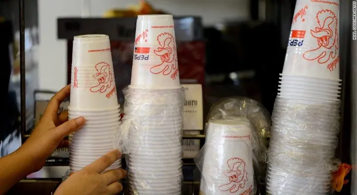 Francia se convierte en el primer país que prohíbe los platos y vasos de plástico