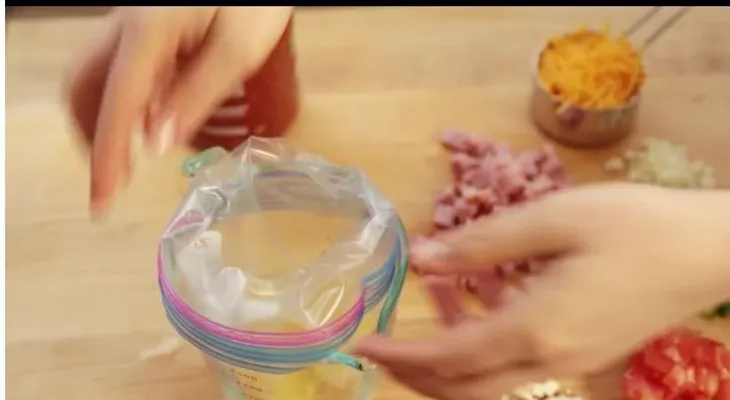 Ella rompió dos huevos en una bolsa de plástico. ¡Tienes que probar el resultado ! (VIDEO)