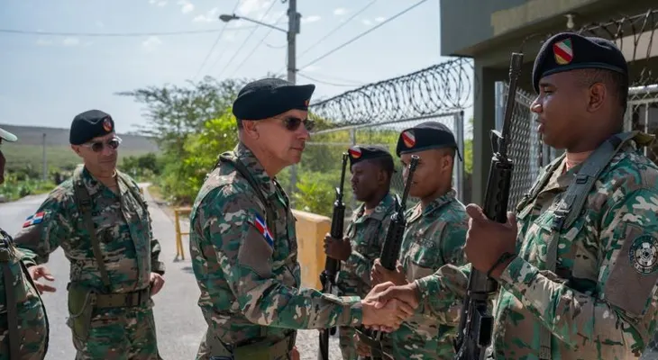 Comandante del Ejército inspecciona puestos fronterizos y deja operativo un helipuerto en Bahoruco