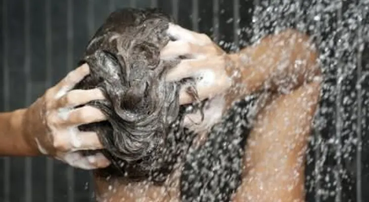 ¿Es sano no lavarse el pelo con champú?