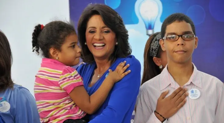 Primera Dama llama iluminar de azul por concienciación mundial sobre autismo
