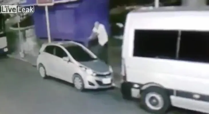 Un ladrón quiso robarle el auto a la persona equivocada y murió en el intento