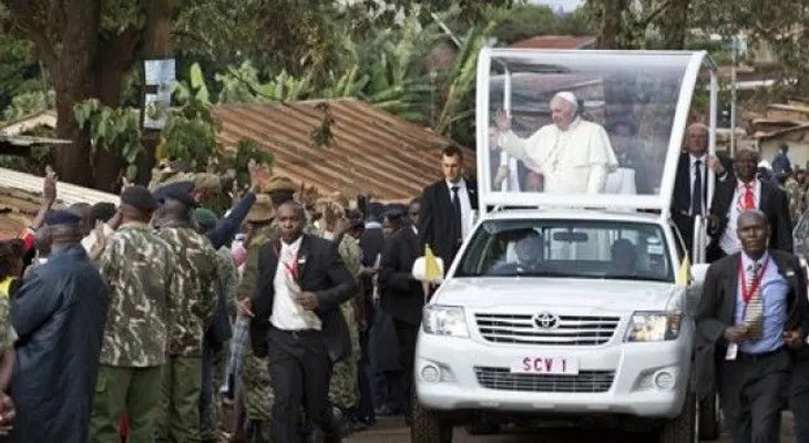 Papa visita santuario en Uganda