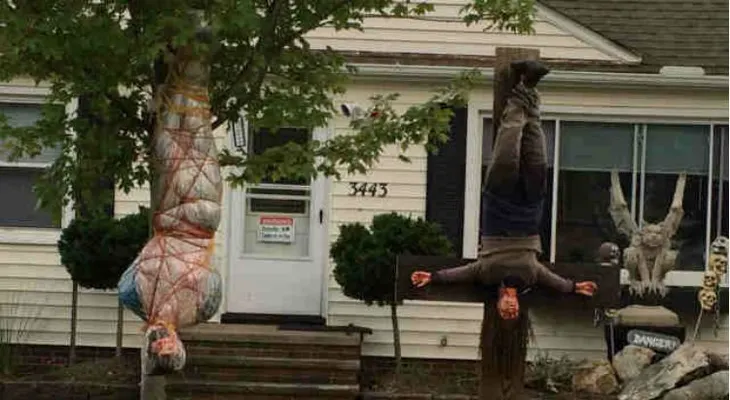 Mujer aterroriza vecindario con su decoración de Halloween