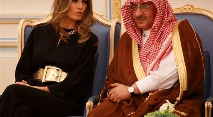 Melania Trump hace caso omiso a críticas de su esposo y no se cubre la cabeza en Arabia Saudí
