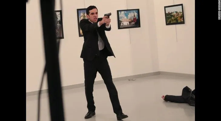 Fotógrafo relata el momento del asesinato de embajador: "Estoy aquí, soy un periodista que tengo que hacer mi trabajo"
