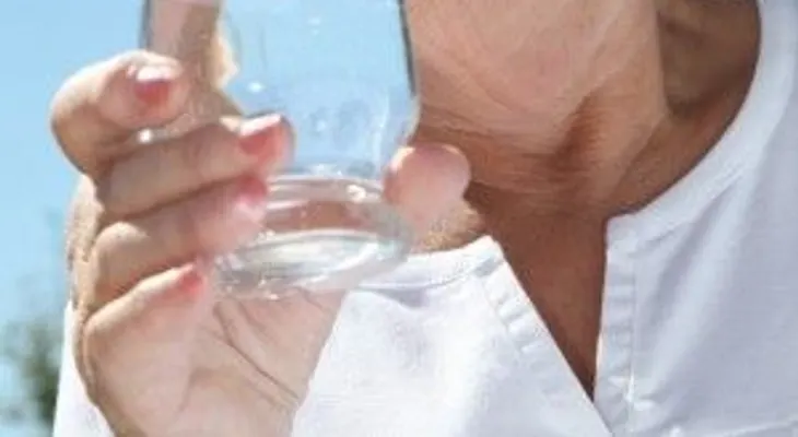 Las personas mayores deben beber en verano al menos seis vasos de agua cada día