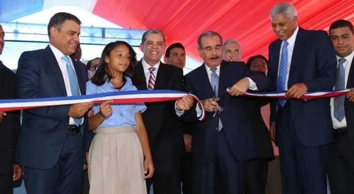 Presidente Medina inaugura dos liceos en San Cristóbal 