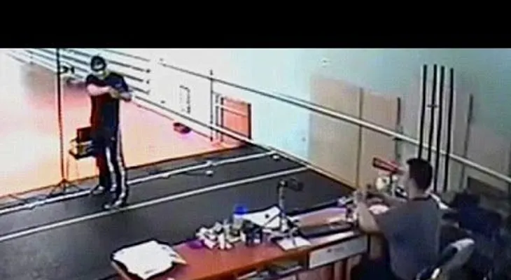 Video: Fuertes imágenes; un menor mata de un balazo a su profesor de tiro