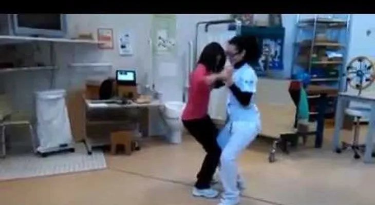 Tiene 22 años con un daño cerebral y ha aprendido a bailar bachata antes que a caminar. ¿Cómo?
