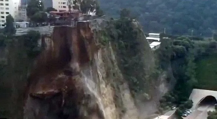 Vecinos corren para salvarse de un enorme deslizamiento de tierra (VIDEO impactante)
